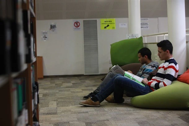 الطلاب في المكتبة
